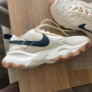 Nike Womens TC 7900 Pale Ivory Armory Navy